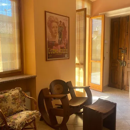 - La Casa Di Ringhiera *